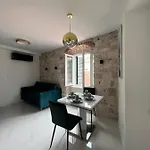 Madonna Apartment *