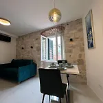 Madonna Apartment *