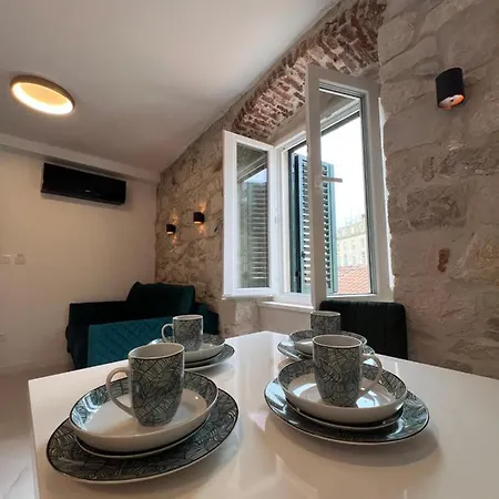 Madonna Apartment *