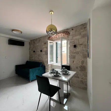 Madonna Apartment *