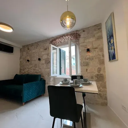 Madonna Apartment *